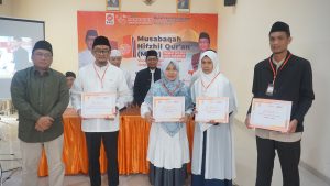 Bung Tomo bersama Kontestan Surabaya dalam MHQ tingkat Jatim (Kiri-Kanan : M.Frimainto Utomo, M.H.Musyanto, Fatonah, Farida, dan Hamdan Donny)