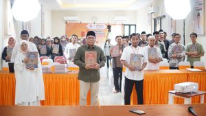 Bung Tomo , Ketua DPD PKS Surabaya Secara Simbolis menyerahkan Hadiah Alquran untuk seluruh peserta MHQ Surabaya 2026